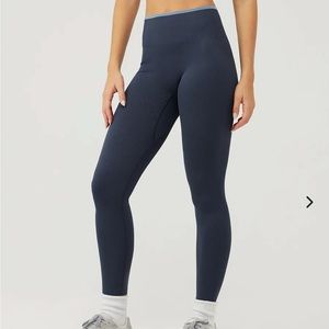 Outdoor Voices SeamlessRib 7/8 Legging, Pine. Excellent condition. Medium.